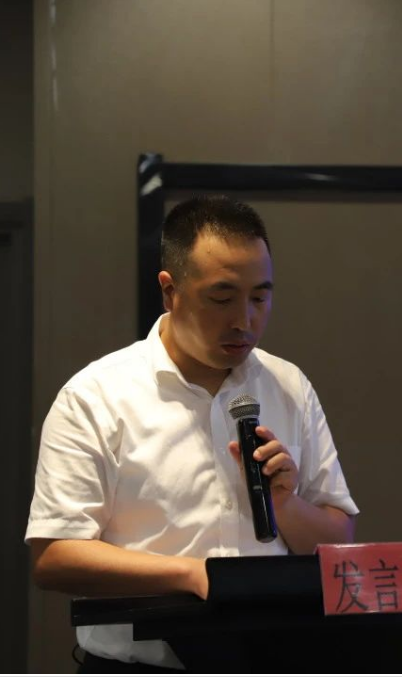 呼倫貝爾市翻譯家協(xié)會(huì)副主席、秘書長(zhǎng)陳巴爾虎旗文聯(lián)副主席慶和