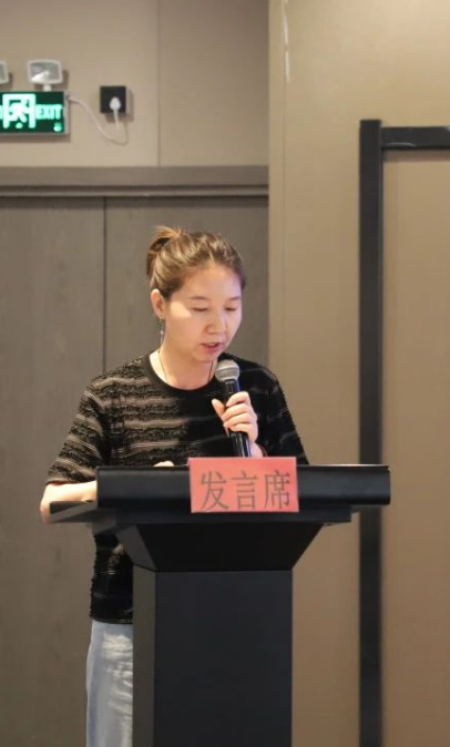 內(nèi)蒙古翻譯家協(xié)會(huì)副秘書長(zhǎng)趙朝霞傳達(dá)了內(nèi)蒙古文聯(lián)第九次代表大會(huì)會(huì)議精神。