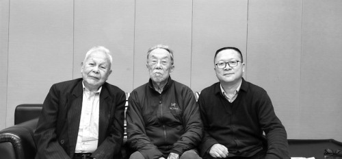 2022年1月，李少君和謝冕、王蒙兩位老師合影。      本版圖片均為受訪者供圖