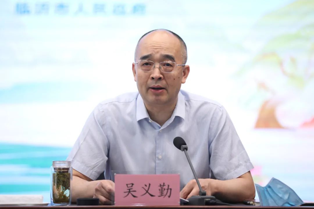 中國(guó)作協(xié)副主席、書記處書記吳義勤主持會(huì)議并作總結(jié)講話