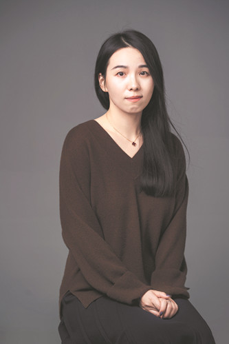 朱婧，文學(xué)博士，早稻田大學(xué)訪問學(xué)者，南京師范大學(xué)文學(xué)院副教授，碩士生導(dǎo)師，哥廷根大學(xué)“文化接觸——作家駐留”項(xiàng)目作家。出版有小說集《譬若檐滴》《貓選中的人》等。獲江蘇省第七屆紫金山文學(xué)獎(jiǎng)。