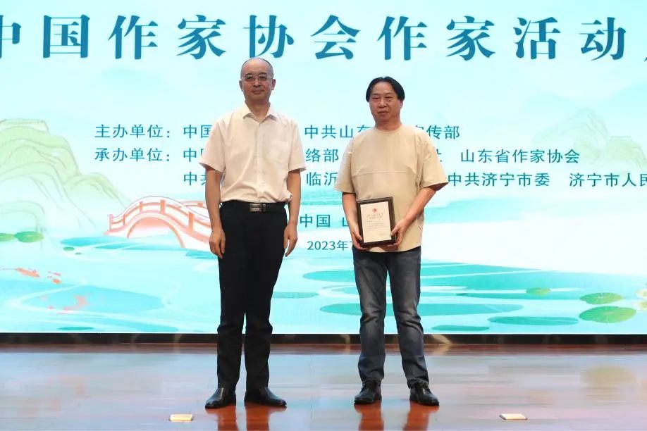 張宏森、吳義勤向參加此次“作家活動(dòng)周”的中國(guó)作協(xié)會(huì)員逐一頒發(fā)專(zhuān)屬“入會(huì)紀(jì)念牌”