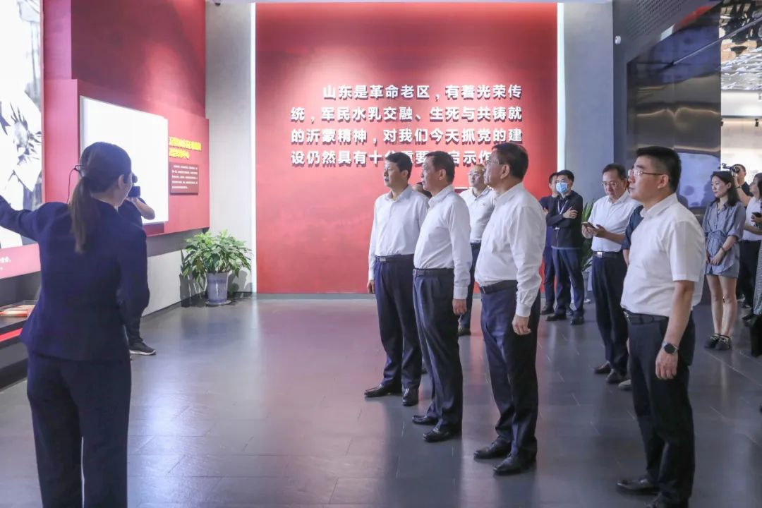 作家們參觀(guān)臨沂市規(guī)劃展覽館
