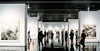 7月20日，參觀者走過動畫周戶外主題裝置。當(dāng)日，首屆中國（北京）動畫周在北京開幕 中新社記者 田雨昊 攝 