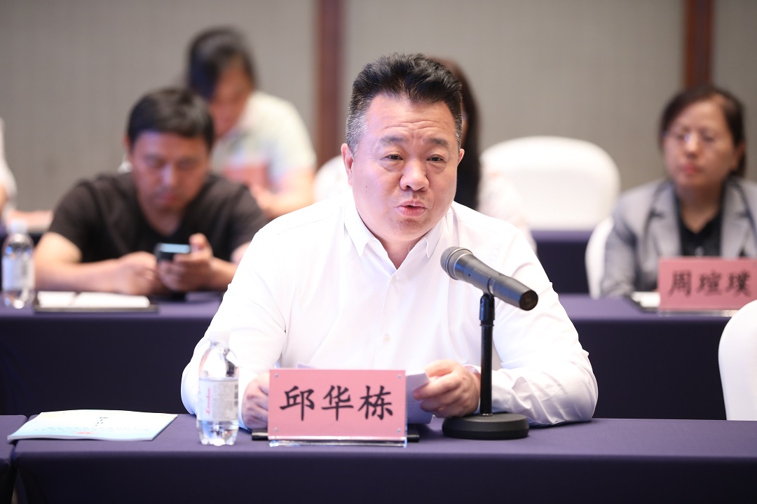 座談會(huì)由中國(guó)作協(xié)書記處書記邱華棟主持