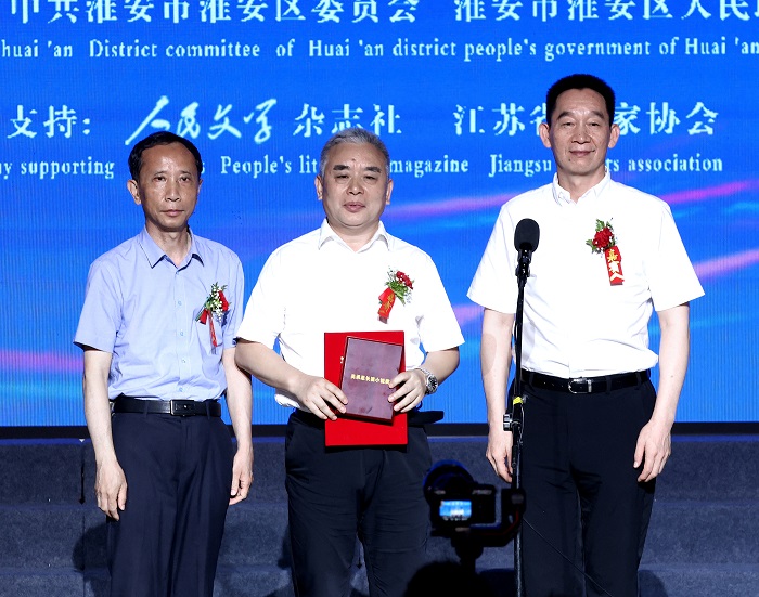 中國(guó)作家協(xié)會(huì)黨組成員、書(shū)記處書(shū)記、《人民文學(xué)》雜志社主編施戰(zhàn)軍，淮安市人大常委會(huì)副主任范更生為王躍文頒獎(jiǎng)
