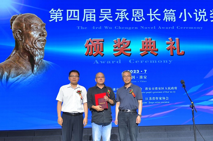 《人民文學(xué)》雜志社副主編陳濤，淮安市文聯(lián)黨組書(shū)記、主席王維國(guó)為龐貝頒獎(jiǎng)