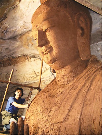 　史延春在云岡石窟第十號(hào)窟佛造像復(fù)原現(xiàn)場(chǎng)。 　　受訪(fǎng)者供圖