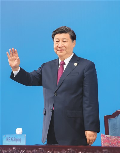  7月28日晚，第三十一屆世界大學(xué)生夏季運動會在四川省成都市隆重開幕。這是國家主席習(xí)近平在主席臺上向大家揮手致意。   新華社記者 鞠 鵬攝