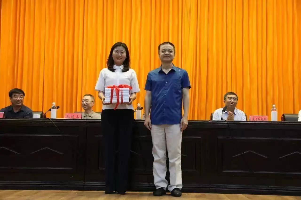 石一寧向奈曼創(chuàng)閱中心贈送《民族文學(xué)<精品選>》