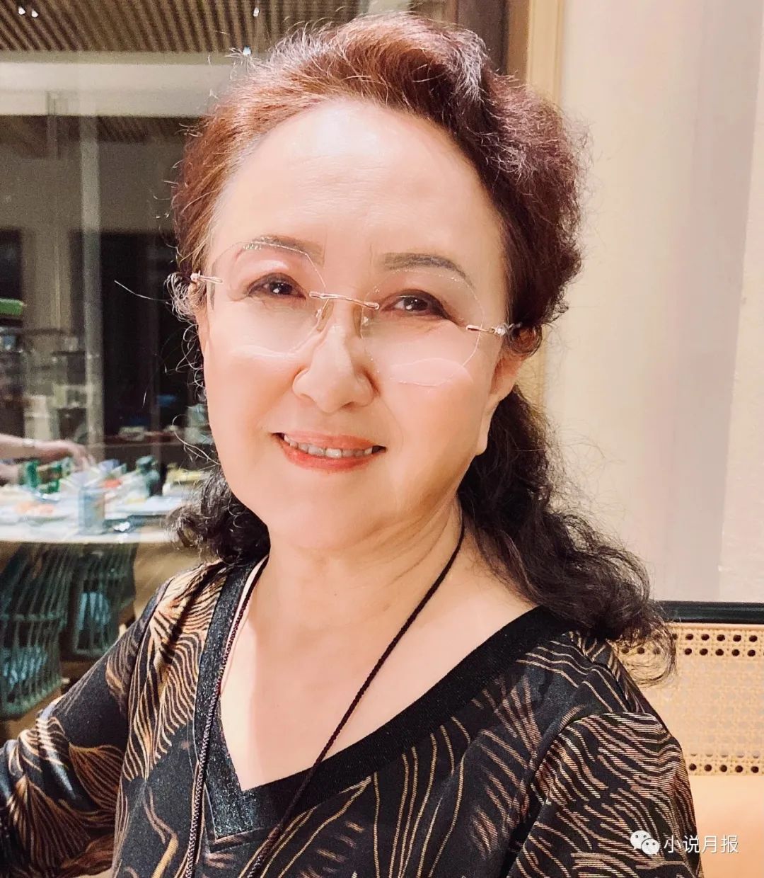 馬曉麗，一級(jí)作家。主要作品有長(zhǎng)篇小說(shuō)《楚河漢界》、中短篇小說(shuō)集《手臂上的藍(lán)玫瑰》《催眠》、長(zhǎng)篇傳記文學(xué)《王大珩轉(zhuǎn)》、長(zhǎng)篇紀(jì)實(shí)散文《閱讀父親》，并有多部作品被改編為話劇和影視劇。曾獲第六屆魯迅文學(xué)獎(jiǎng)、首屆曹雪芹華語(yǔ)文學(xué)大獎(jiǎng)、第一屆中國(guó)女性文學(xué)獎(jiǎng)等獎(jiǎng)項(xiàng)。