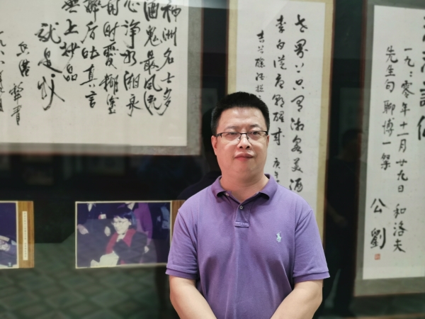 田耳，1976年生于湖南鳳凰，現(xiàn)居于廣西。2007年，田耳憑借中篇小說《一個人張燈結(jié)彩》獲得第四屆魯迅文學(xué)獎，成為該獎史上最年輕的得主