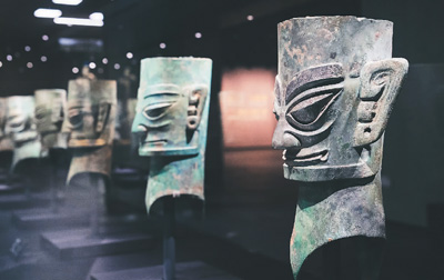 　三星堆博物館新館“巍然王都”展區(qū)陳列的青銅人頭像。  　　三星堆博物館供圖