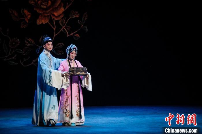 2023年5月15日，新版黃梅戲《羅帕記》在武漢上演。　夏俊俊 攝