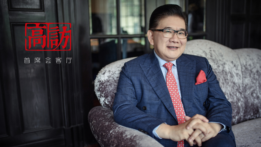 曹可凡：1963年7月27日生于上海，江蘇無(wú)錫人，1991年畢業(yè)于上海第二醫(yī)科大學(xué)（現(xiàn)上海交通大學(xué)醫(yī)學(xué)院），獲碩士學(xué)位。1987年開(kāi)始業(yè)余參與主持電視節(jié)目，1995年任東方電視臺(tái)專職主持人，1997年獲全國(guó)播音主持“金話筒獎(jiǎng)”。現(xiàn)任上海廣播電視臺(tái)節(jié)目主持人、同濟(jì)大學(xué)客座教授。