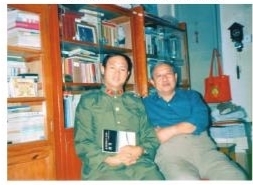 1986年，胡世宗到北京拜訪袁鷹（右）