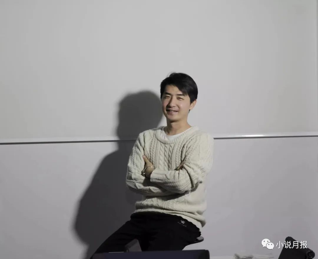 哥舒意，青年作家，魯迅文學(xué)院第十四屆中青年高研班學(xué)員。已出版《惡魔奏鳴曲》《中國(guó)孩子》等多部長(zhǎng)篇。作品多次在《收獲》《萌芽》《青年文學(xué)》《上海文學(xué)》《小說界》《山花》等文學(xué)雜志發(fā)表。