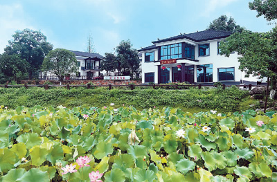 　立波書屋和周立波故居皆坐落于清溪村荷塘邊，引來了慕名前來的參觀者來此休憩、讀書。今年以來，立波書屋的經營者卜雪斌夫婦延長了營業(yè)時間，每天推遲到晚上9點半才打烊。
