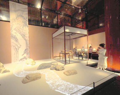 觀眾在“茶道尚和”展廳參觀。 　　杜建坡攝