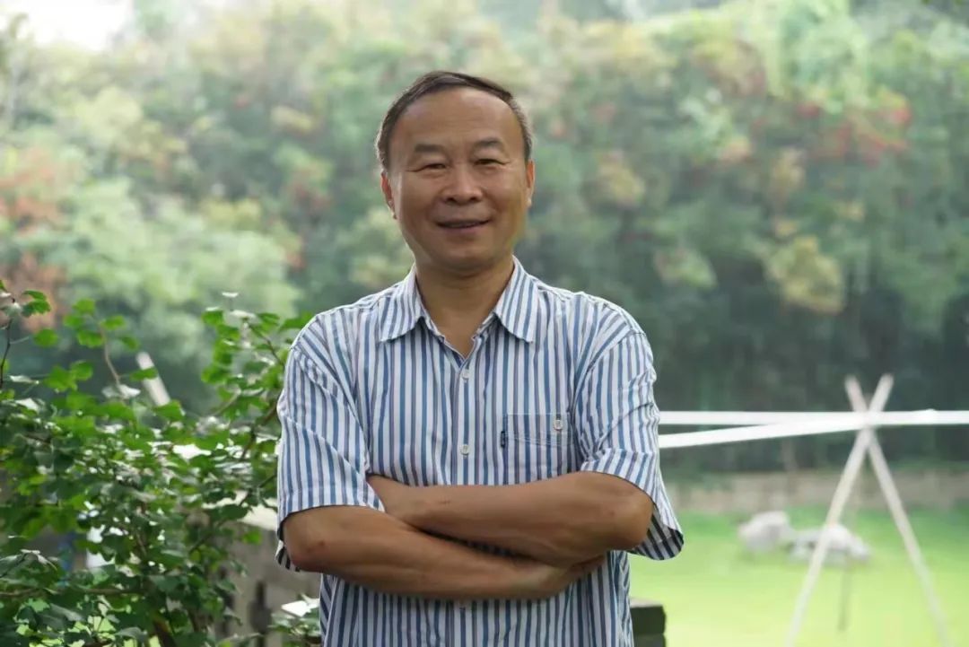 許晨，中國(guó)作家協(xié)會(huì)會(huì)員，中國(guó)報(bào)告文學(xué)學(xué)會(huì)理事，山東省作協(xié)原副主席，青島市作協(xié)名譽(yù)主席。出版有《人生大舞臺(tái)——“樣板戲”啟示錄》《琴聲如訴》《山海閩東》，以及海洋紀(jì)實(shí)三部曲《第四極：中國(guó)蛟龍?zhí)柼魬?zhàn)深?！贰兑粋€(gè)男人的海洋》《耕海探洋》等多部報(bào)告文學(xué)和散文集，被譽(yù)為“海洋作家”。榮獲第七屆魯迅文學(xué)獎(jiǎng)、第五屆冰心散文獎(jiǎng)、第三屆中國(guó)工業(yè)文學(xué)大賽一等獎(jiǎng)等獎(jiǎng)項(xiàng)。