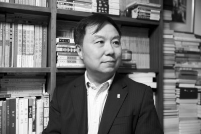 汪家明，曾任山東畫報出版社總編輯、生活·讀書·新知三聯(lián)書店副總編輯、人民美術出版社社長