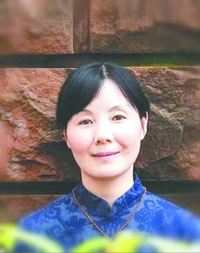 王蕓，中國作協(xié)會(huì)員，一級(jí)作家。生于湖北，現(xiàn)為南昌市文學(xué)藝術(shù)院專業(yè)作家。出版有長篇小說《對(duì)花》《江風(fēng)烈》，小說集《與孔雀說話》《薇薇安曾來過》《羽毛》，散文集《紙上萬物浮現(xiàn)如初》《此生》《穿越歷史的楚風(fēng)》《接近風(fēng)的深情表達(dá)》等。其作品曾獲得屈原文藝獎(jiǎng)“優(yōu)秀人才獎(jiǎng)”、湖北文學(xué)獎(jiǎng)、冰心散文獎(jiǎng)、林語堂小說獎(jiǎng)等榮譽(yù)。