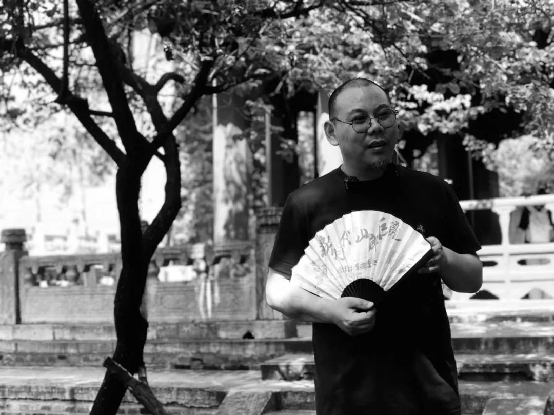 王十月，70后小說家?！蹲髌贰冯s志社社長總編，泥石流文學獎發(fā)起人。著有長篇小說《無碑》《收腳印的人》《如果末日無期》《米島》《活物》等，小說集《國家訂單》《人罪》等數十種。獲第五屆魯迅文學獎，《人民文學》年度中篇小說獎、《中國作家》鄂爾多斯文學獎，《小說選刊》年度中篇小說獎，百花文學獎等。多次上榜中國小說學會年度小說榜，中國散文學會年度散文榜及各類好書榜。
