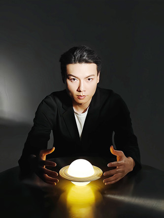 陳楸帆：作家，編劇，翻譯。中國作協(xié)科幻文學(xué)委員會副主任，代表作有《荒潮》《人生算法 》等