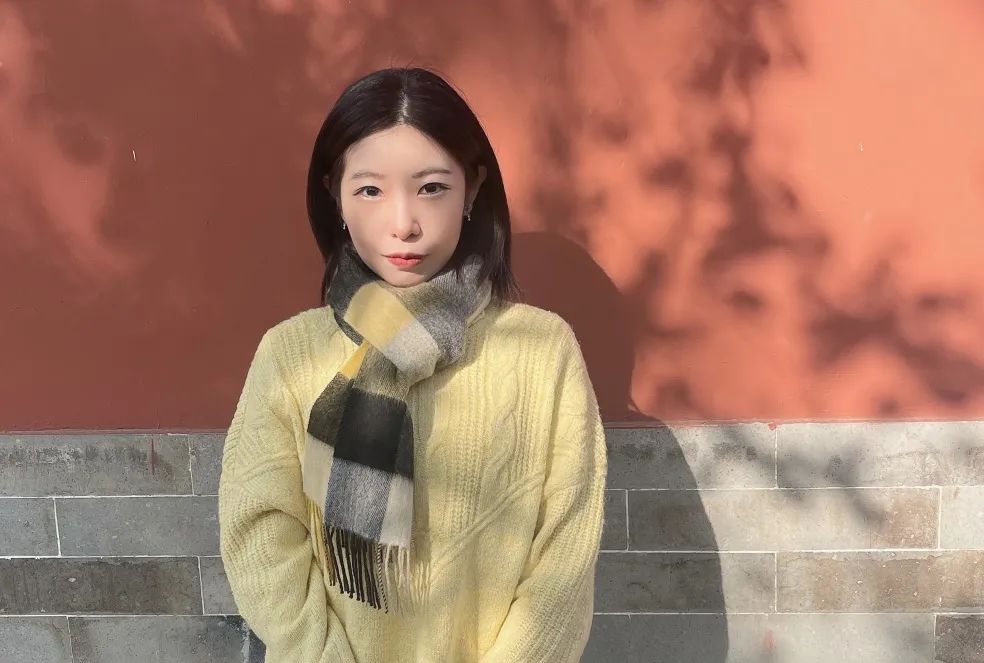 三 三 第2屆入選作家中年齡最小的作家，已經(jīng)發(fā)表短篇小說集《離魂記》《俄羅斯套娃》《晚春》，并獲第二屆“鐘山之星”年度青年佳作獎(jiǎng)、2021年度“青花郎·人民文學(xué)”新人獎(jiǎng)、第七屆郁達(dá)夫小說獎(jiǎng)短篇小說獎(jiǎng)。在采訪中她談到自己近年來創(chuàng)作上的成長和變化：“從業(yè)余寫作到全職寫作，越跟文學(xué)有所接觸，越明白它是什么，會(huì)逐漸靠近它?！? /></p>
<p style=