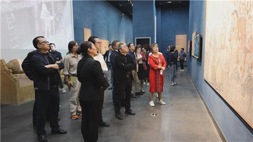 作家們參觀北庭故城遺址，了解中華優(yōu)秀傳統(tǒng)文化傳承發(fā)展情況