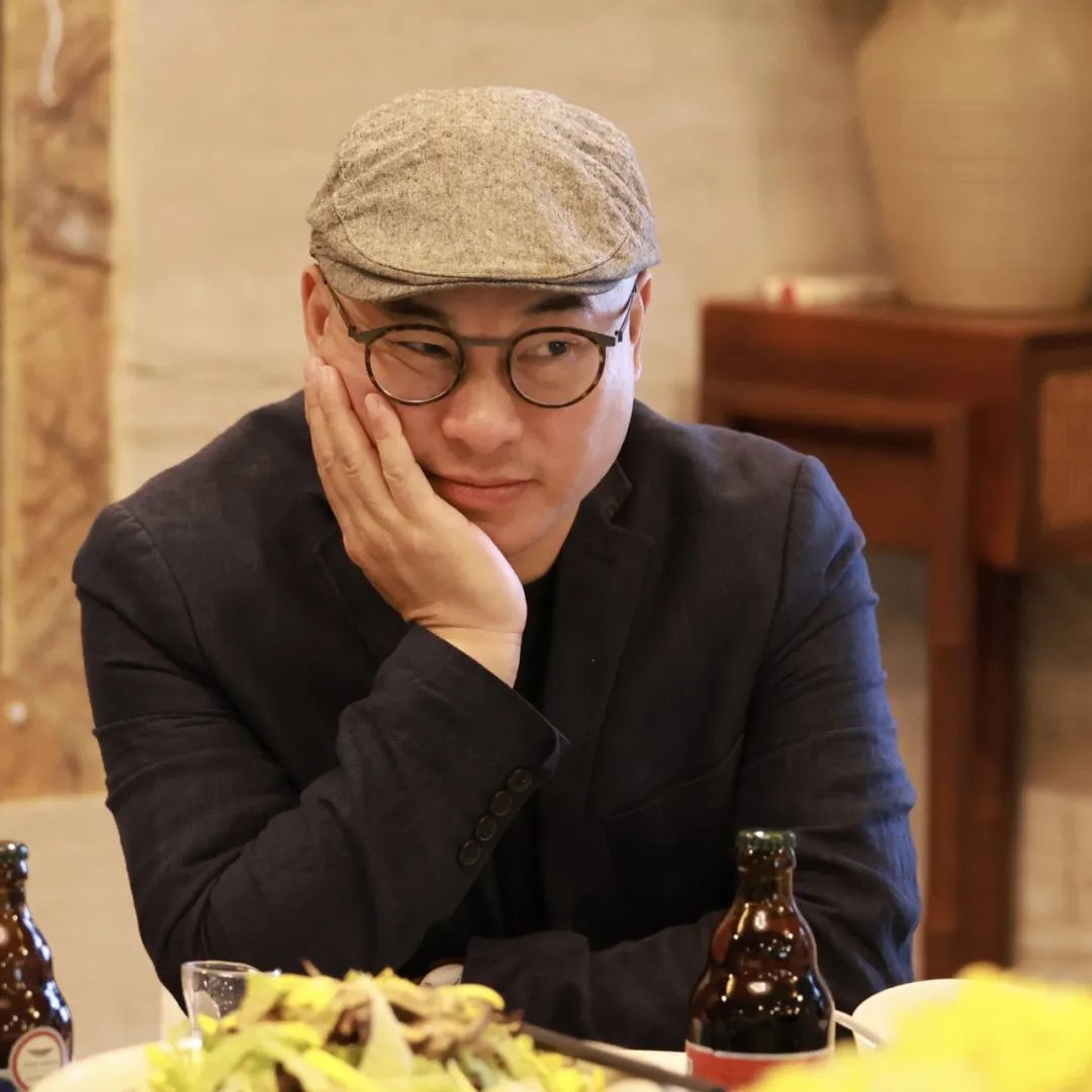 本期嘉賓：  鐘二毛，瑤族，湖南人，現(xiàn)居深圳。中國作協(xié)會員。在《當(dāng)代》《民族文學(xué)》《中國作家》等文學(xué)期刊發(fā)表大量作品，并多次被《小說月報》《小說選刊》《中篇小說選刊》轉(zhuǎn)載。出版有長篇小說《小中產(chǎn)》《小浮世》，中短篇小說集《回鄉(xiāng)之旅》《舊天堂》等10余部。曾獲《小說月報》百花文學(xué)獎、《民族文學(xué)》年度獎、《青年文學(xué)》城市文學(xué)排行榜獎等。編劇、導(dǎo)演電影作品《死鬼的微笑》獲第60屆美國羅切斯特國際電影節(jié)電影獎。