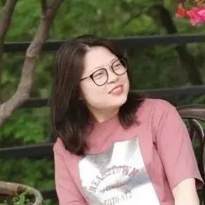 本期主持人：  徐海玉，朝鮮族，黑龍江人。北京語言大學(xué)對外漢語碩士，中央民族大學(xué)朝鮮語言文學(xué)專業(yè)博士（在讀）。曾任對外漢語教師，現(xiàn)任《民族文學(xué)》（朝鮮文版、漢文版）副編審，譯作有《人生那么長，停一下又何妨》（中信出版社）等。