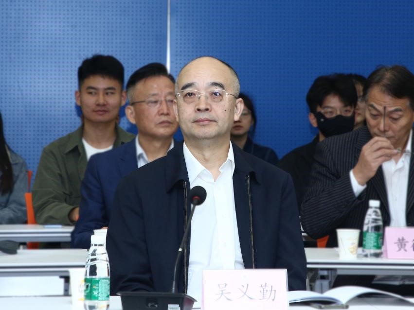 中國作協(xié)黨組成員、副主席吳義勤出席論壇并致辭