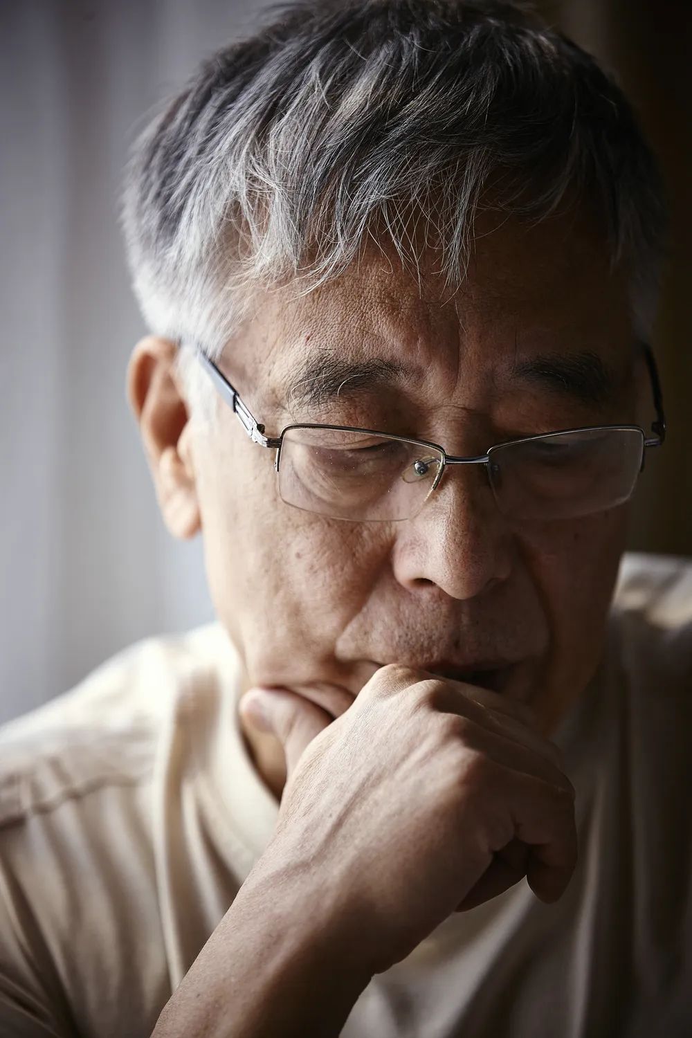 王晉康，1948年出生于河南南陽(yáng)；著名科幻作家、高級(jí)工程師；1993年發(fā)表處女作《亞當(dāng)回歸》，即獲當(dāng)年度中國(guó)科幻銀河獎(jiǎng)，此后15次榮獲該獎(jiǎng)項(xiàng)；迄今已發(fā)表短篇小說(shuō)近百篇，出版長(zhǎng)篇小說(shuō)20余部，代表作有長(zhǎng)篇小說(shuō)《類(lèi)人》《蟻生》《十字》《與吾同在》，短篇小說(shuō)集《替天行道》《最后的愛(ài)情》《生命之歌》《七重外殼》《西奈噩夢(mèng)》《豹》等；曾獲銀河獎(jiǎng)、全球華語(yǔ)星云獎(jiǎng)終身成就獎(jiǎng)、騰訊文學(xué)獎(jiǎng)年度小說(shuō)家、京東文學(xué)獎(jiǎng)年度科幻圖書(shū)獎(jiǎng)、陽(yáng)翰笙文學(xué)獎(jiǎng)、吳承恩文學(xué)獎(jiǎng)等；作品被譯成英、意、日、德等多種語(yǔ)言。