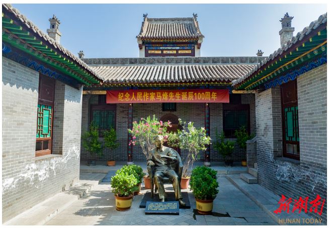 馬烽紀念館內(nèi)的馬烽塑像。