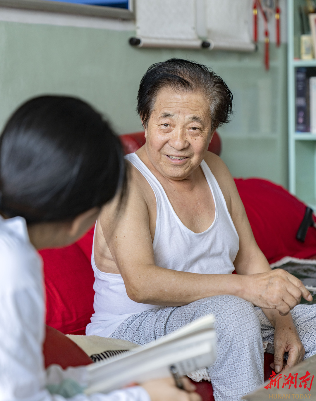 7月27日，賈家莊村村民任彥雄講述當年馬烽在村里的往事。
