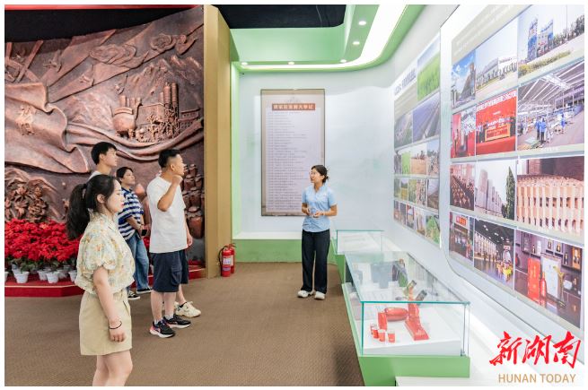 7月26日，游客在賈家莊展覽館參觀。