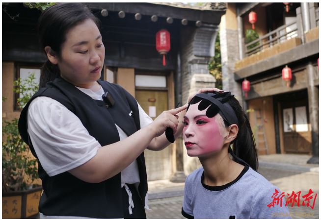 9月7日，棣花古鎮(zhèn)，正在化妝的丹鳳縣劇團演員。