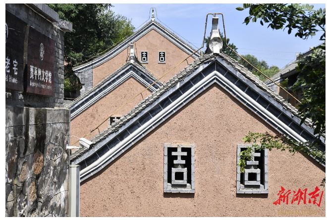 棣花古鎮(zhèn)民居側(cè)墻上的“吉”字窗。