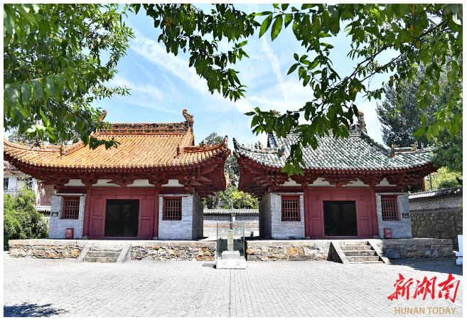左為二郎廟，右為關(guān)帝廟。