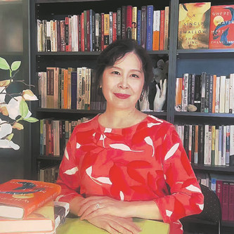 張翎，浙江溫州人，海外華文作家、編劇。代表作有《勞燕》《余震》《金山》等。