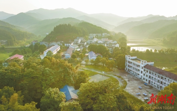 山清水秀的汨羅市三江鎮(zhèn)八景村。本版照片除資料照片外均為湖南日報全媒體記者 李健 攝