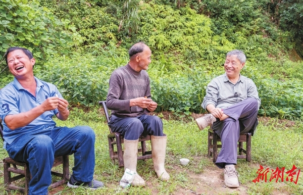 8月15日，汨羅市三江鎮(zhèn)八景村，韓少功（右）與村民在一起開心交談