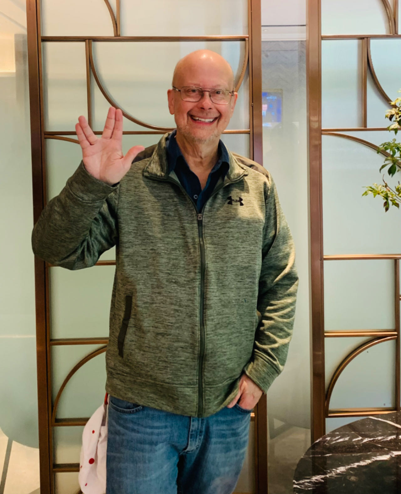 采訪后，羅伯特·索耶?dāng)[出了《星際迷航》中瓦肯人的見面禮手勢。程千千 攝
