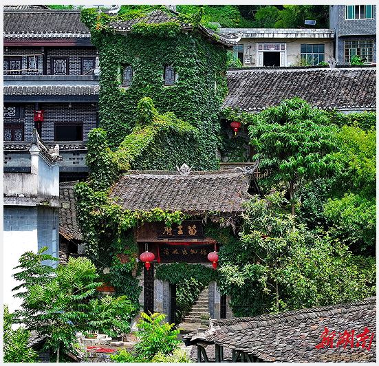 鳳凰縣山江鎮(zhèn)，綠樹掩映中的中國苗族博物館。