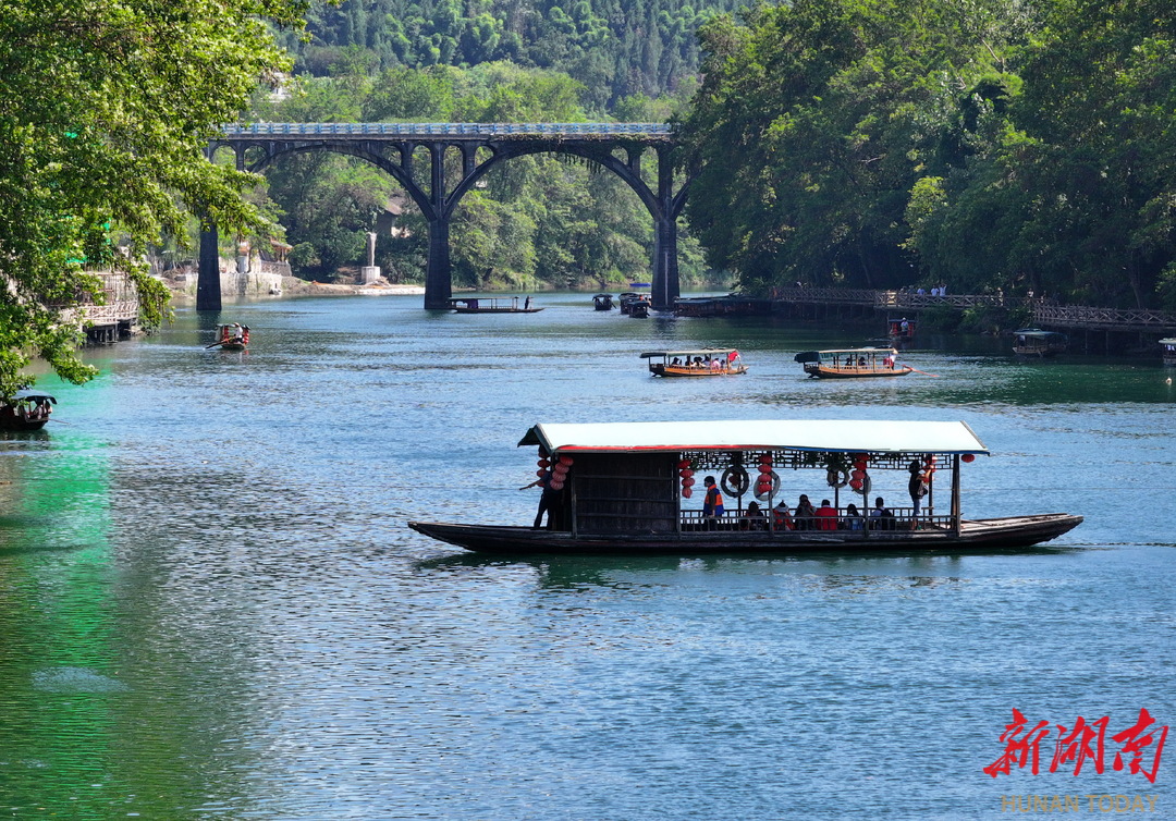 花垣縣邊城鎮(zhèn)，游客乘坐拉拉渡過河。