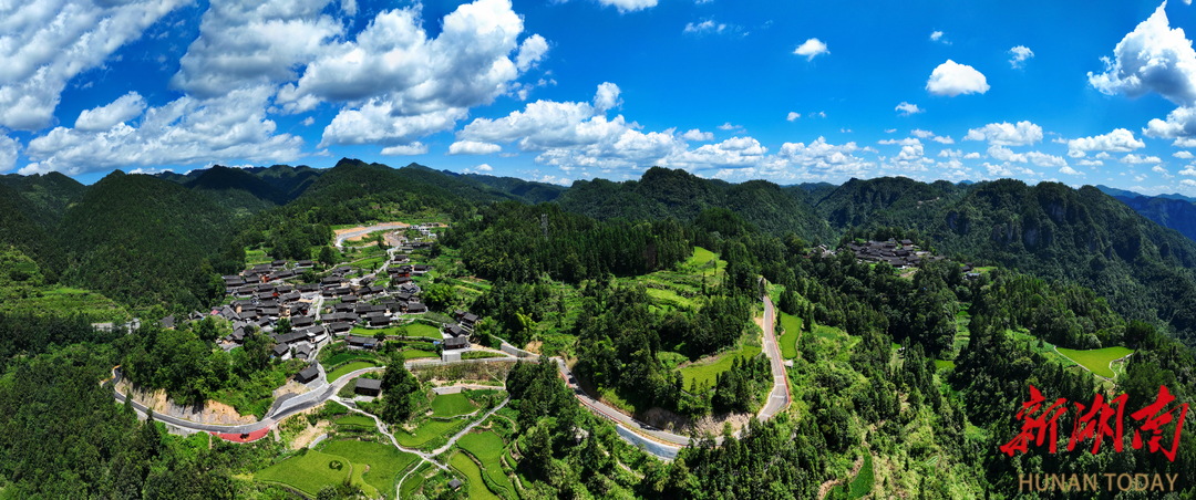 藍天白云下的花垣縣雙龍鎮(zhèn)十八洞村。