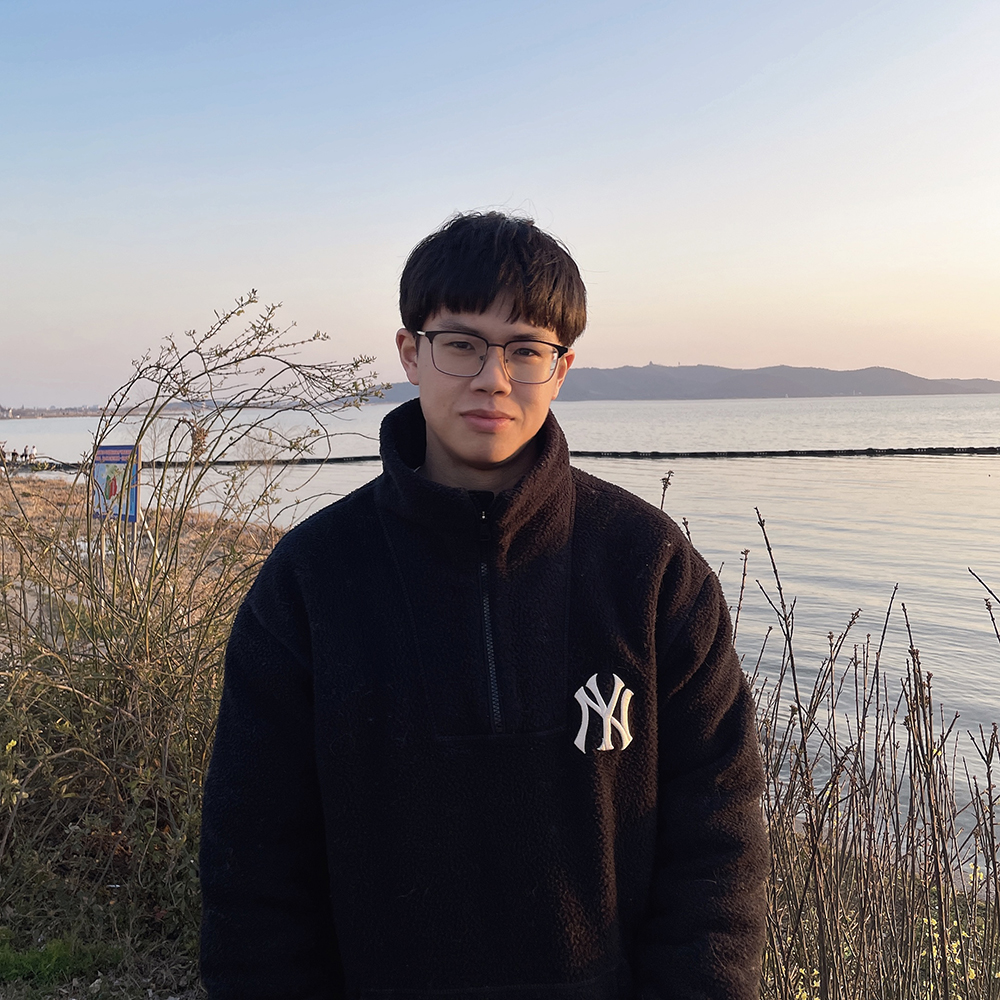 周于旸，1996年生，江蘇蘇州人。小說發(fā)表于《人民文學(xué)》《十月》《小說界》等期刊