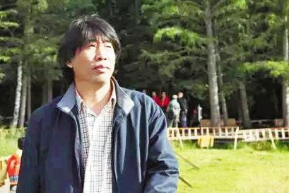 宗仁發(fā)，吉林遼源人。著有詩(shī)集《追蹤夸父》《大地上的紋理》，散文集《思想與拉鏈》、評(píng)論集《尋找“希望的言語(yǔ)”》等，現(xiàn)為《作家》雜志主編、編審，中國(guó)作協(xié)散文委員會(huì)委員，中國(guó)詩(shī)歌學(xué)會(huì)常務(wù)理事，吉林省文藝評(píng)論家協(xié)會(huì)主席，國(guó)務(wù)院特殊津貼專家。編發(fā)短篇小說(shuō)獲第一、二、四屆魯迅文學(xué)獎(jiǎng)，編發(fā)格非的長(zhǎng)篇小說(shuō)《江南三部曲》獲第九屆茅盾文學(xué)獎(jiǎng)。主編《作家》雜志獲第三屆中國(guó)出版政府獎(jiǎng)期刊獎(jiǎng)，個(gè)人獲第三屆中國(guó)出版政府獎(jiǎng)優(yōu)秀人物獎(jiǎng)。