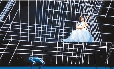 　“未來音樂會”上，作品《方圓》由演奏家演奏中阮，結(jié)合機器狗運動，融合AI和計算機音樂等技術(shù)。 　　本報記者 林子涵攝